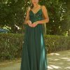 Vestido largo de fiesta Alma Gemela de corte A en gasa con pedrería de color verde de nueva colección 2023 23064