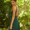 Vestido largo de fiesta Alma Gemela de corte A en gasa con pedrería de color verde de nueva colección 2023 espalda 23064