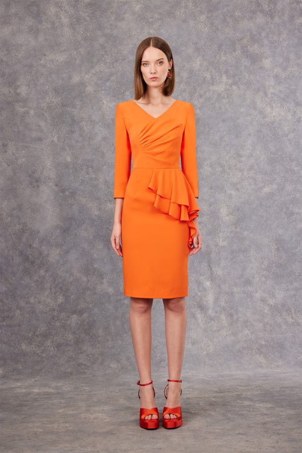 Vestido corto de fiesta Carla Ruiz de corte entubado en crepe de color naranja de nueva colección 2023 99514