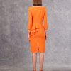 Vestido corto de fiesta Carla Ruiz de corte entubado en crepe de color naranja de nueva colección 2023 espalda 99514
