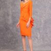 Vestido corto de fiesta Carla Ruiz de corte entubado en crepe de color naranja de nueva colección 2023 posando 99514