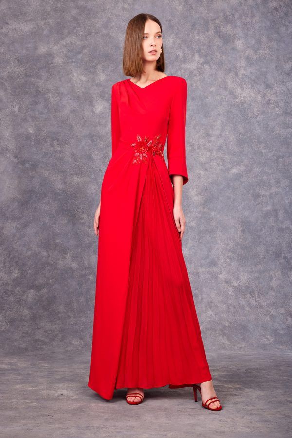 Vestido largo de fiesta Carla Ruiz de corte recto en crepe de color rojo de nueva colección 2023 99500