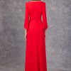 Vestido largo de fiesta Carla Ruiz de corte recto en crepe de color rojo de nueva colección 2023 espalda 99500