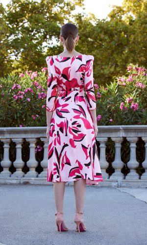 Vestido midi de fiesta Carla Ruiz de corte asimétrico en satén de color rosa estampado de nueva colección 2023 espalda 99631