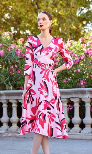 Vestido midi de fiesta Carla Ruiz de corte asimétrico en satén de color rosa estampado de nueva colección 2023 posando 99631
