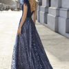 Vestido de fiesta Marfil largo de corte A en sisa de color azul marino de nueva colección 2023 espalda 7J1M9