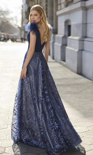 Vestido de fiesta Marfil largo de corte A en sisa de color azul marino de nueva colección 2023 espalda 7J1M9