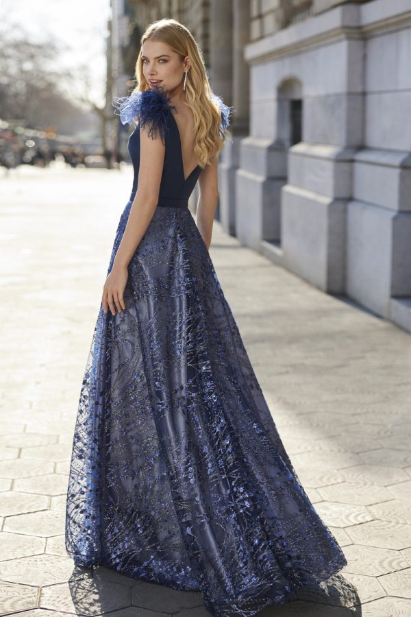 Vestido de fiesta Marfil largo de corte A en sisa de color azul marino de nueva colección 2023 espalda 7J1M9