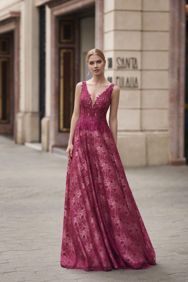 Vestido de fiesta Marfil largo de corte princesa en encaje con pedrería de color rosa de nueva colección 2023 7J167