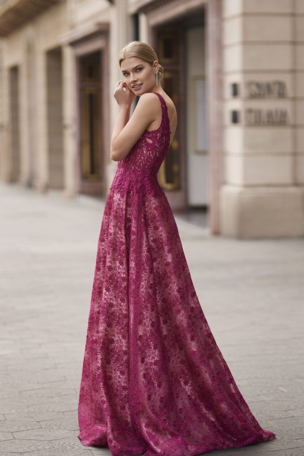 Vestido de fiesta Marfil largo de corte princesa en encaje con pedrería de color rosa de nueva colección 2023 espalda 7J167