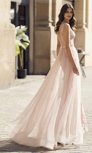 Vestido largo de fiesta Marfil de corte sirena en tul con pedrería de color rosa palo de nueva colección 2023 espalda 7J262