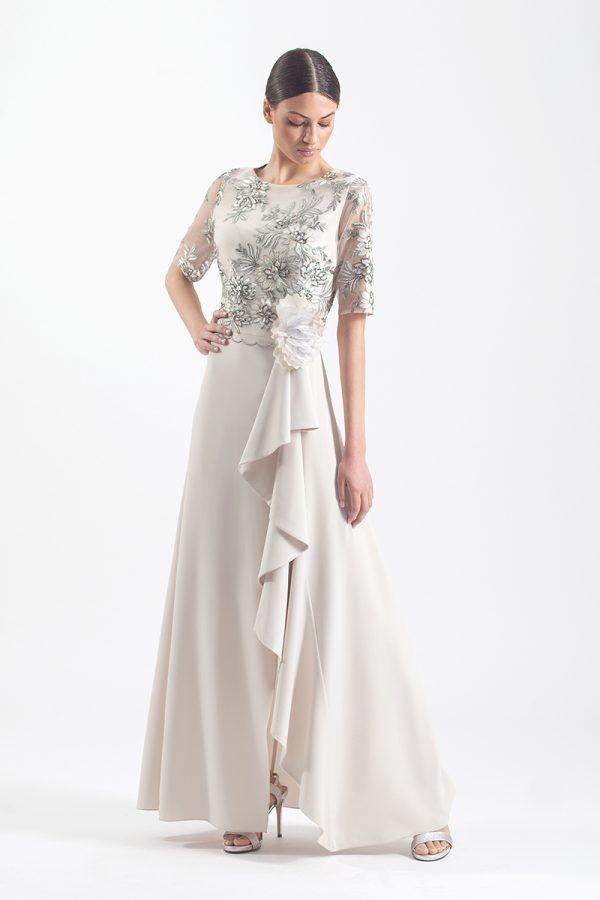 Vestido de Moncho Heredia Capriccio largo de corte A en gasa y blonda de color beige de la nueva temporada 2023 5054.19
