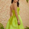 Vestido corto de fiesta X&M con corte princesa en mikado satinado de color lima de nueva colección 2023 espalda 83149