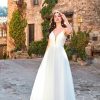 Vestido largo de novia Lera Fashion de corte A en tul bordado de color blanco de nueva colección 2023 posando 118A