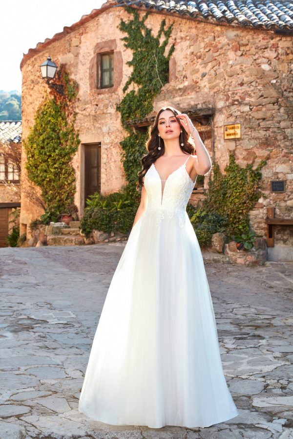 Vestido largo de novia Lera Fashion de corte A en tul bordado de color blanco de nueva colección 2023 posando 118A